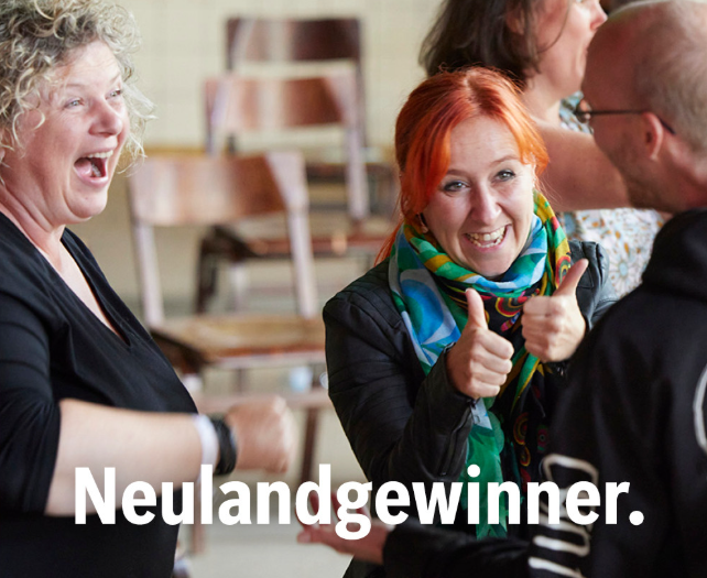 Zwei Frauen freuen sich und strecken die Daumen nach oben.