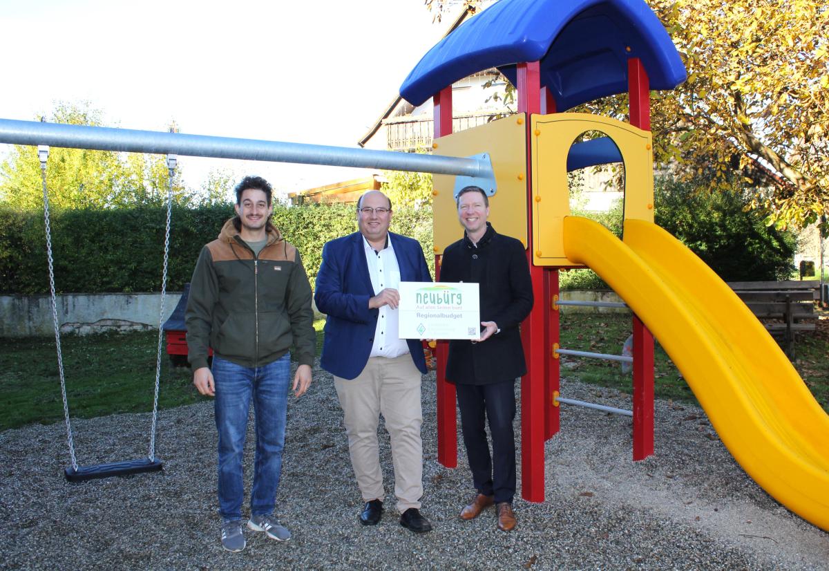 Im Bild (v.r.n.l.) Landrat Florian Wiedemann, Bürgermeister Alexander Schrüfer, ILE-Manager Philipp Herrmann vor dem Spielplatzgerüst