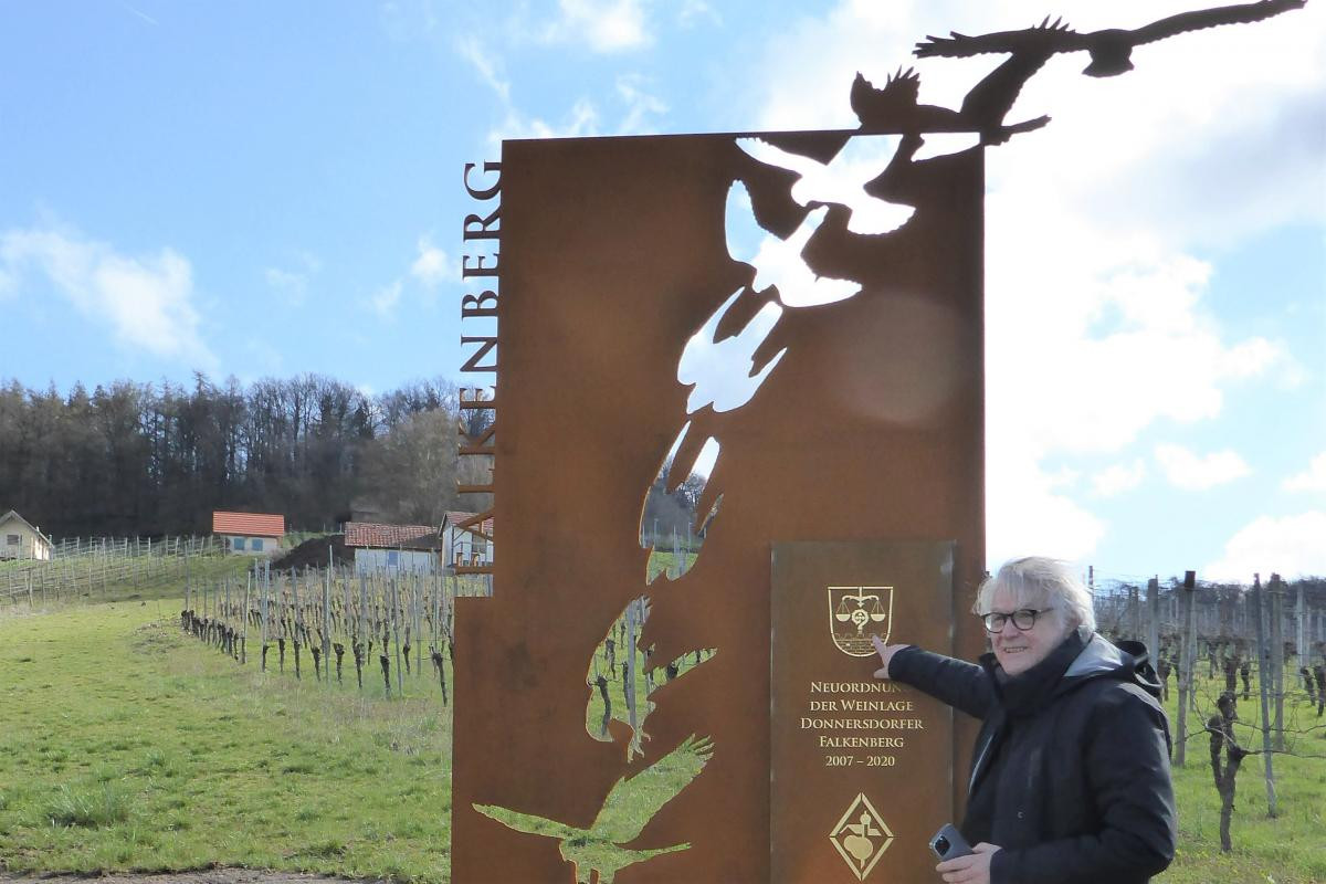 Der Künstler Michael Ehlers vor seinem Cortenstahlbild des Falken auf der Jagd.