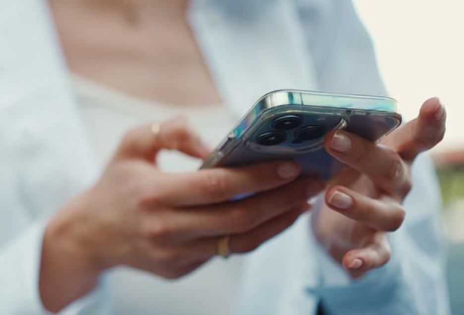 Eine Frau tippt auf einem Handy