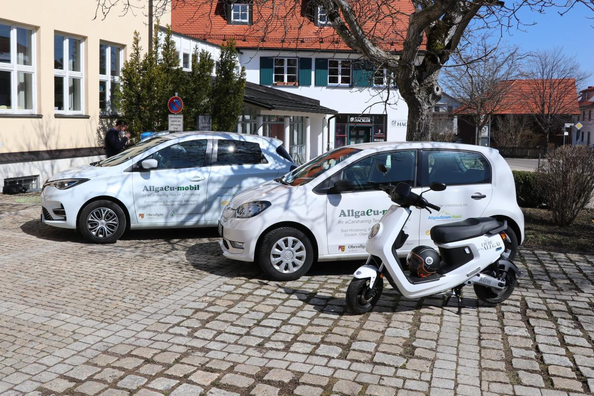 Zwei Elektroautos und ein Roller stehen zum Ausprobieren bereit