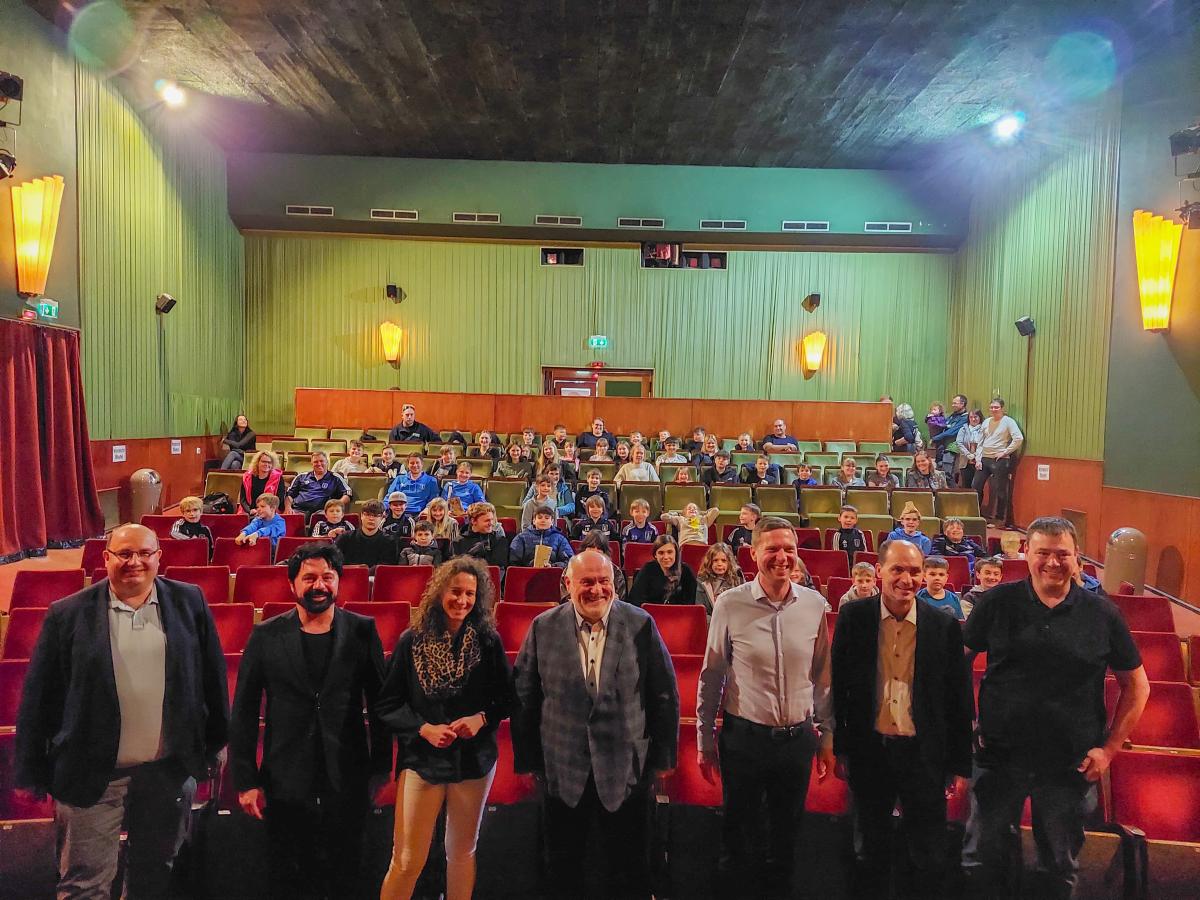 Strahlende Gesichter bei Kindern und Würdenträgern. Von links: Bürgermeister Alexander Schrüfer (Aufseß) und Bürgermeister Sven Ruhl (Glashütten), Monika Schelter und Heinz Otto (Stiftungsvorstände der Heinz-Otto-Stiftung), Landrat Florian Wiedemann, Bürgermeister Hart-mut Stern (Hollfeld) und Martin Krapp (KINTOPP)