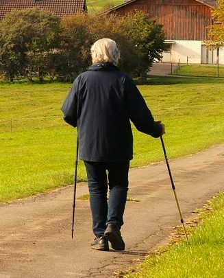 Seniorin beim Spazierengehen