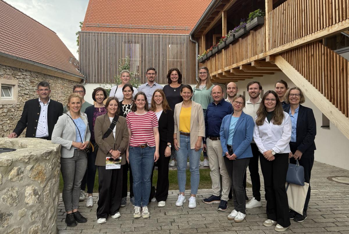 Die ILE-Umsetzungsbegleitungen, eine Gruppe von Frauen und Männern, stellte sich zum Foto.