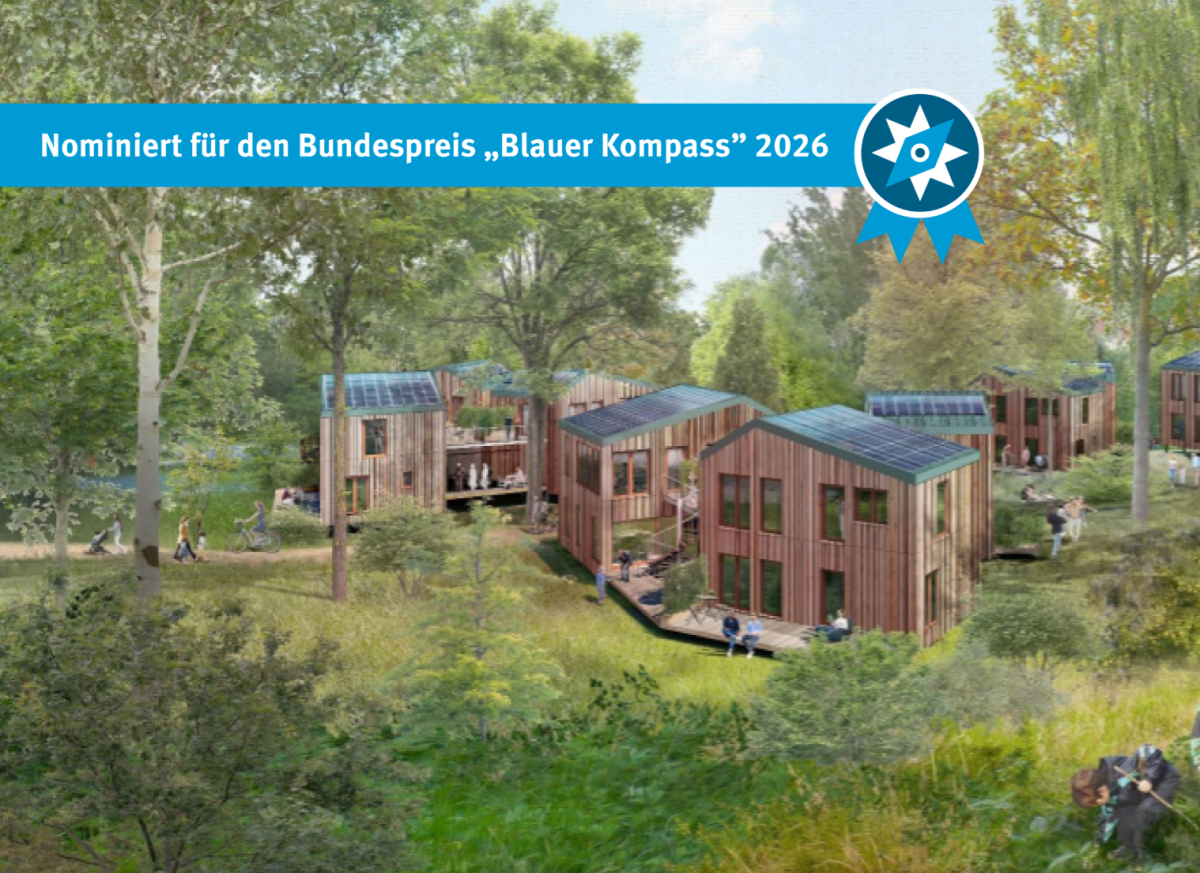 Mehrere moderne Holzbauten stehen in einer grünen Naturlandschaft.