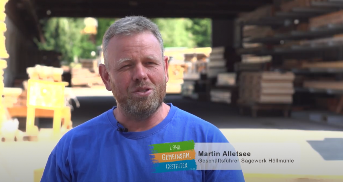 Martin Alletsee vom Sägewerk Höllmühle wird interviewt