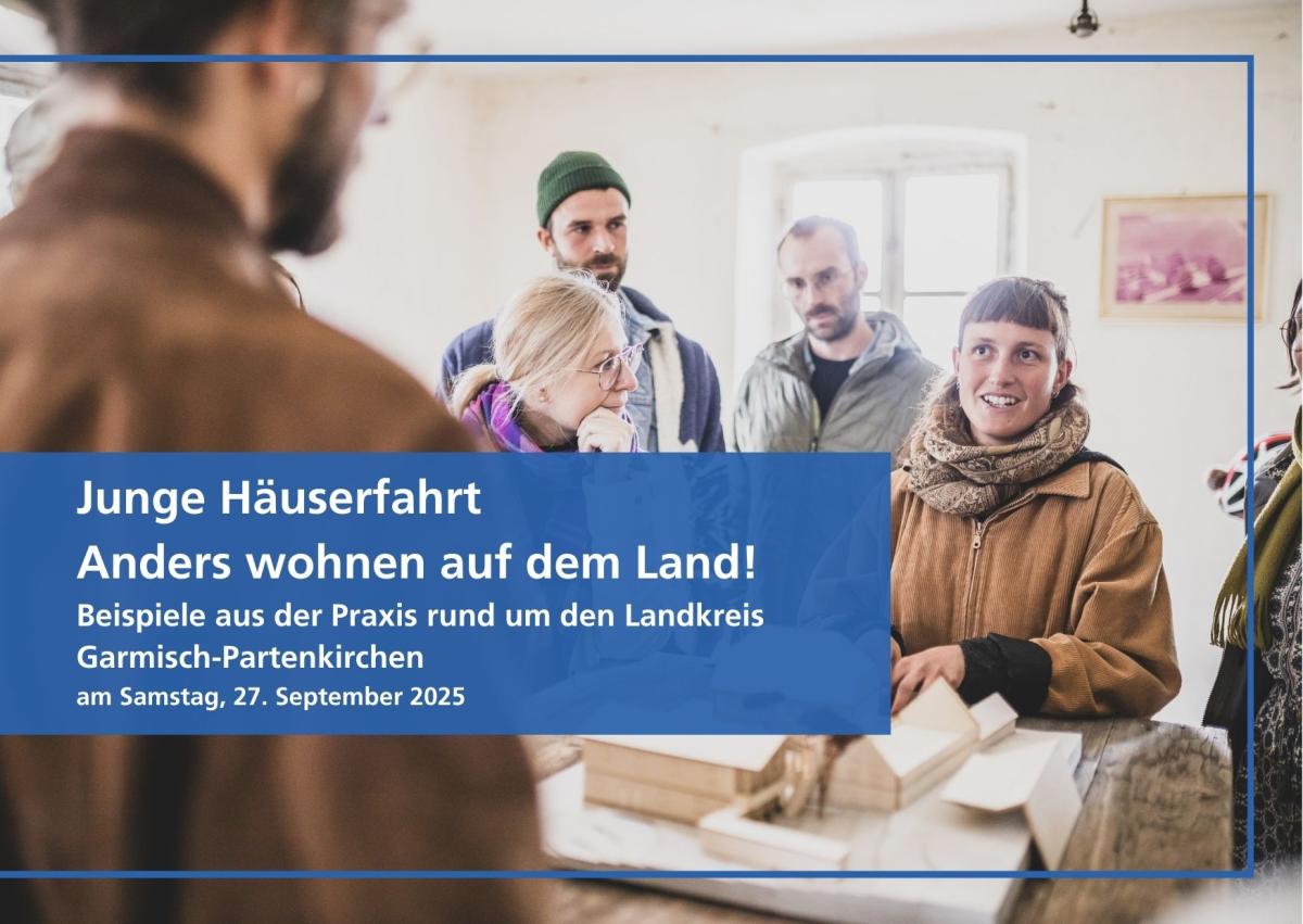 Junge Leute stehen in einem Gebäude und sehen optimistisch aus. Das Motiv läd zur Jungen Häuserfahrt ein.