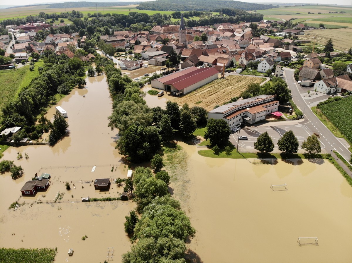 Drohnenaufnahme eines überfluteten Dorfes