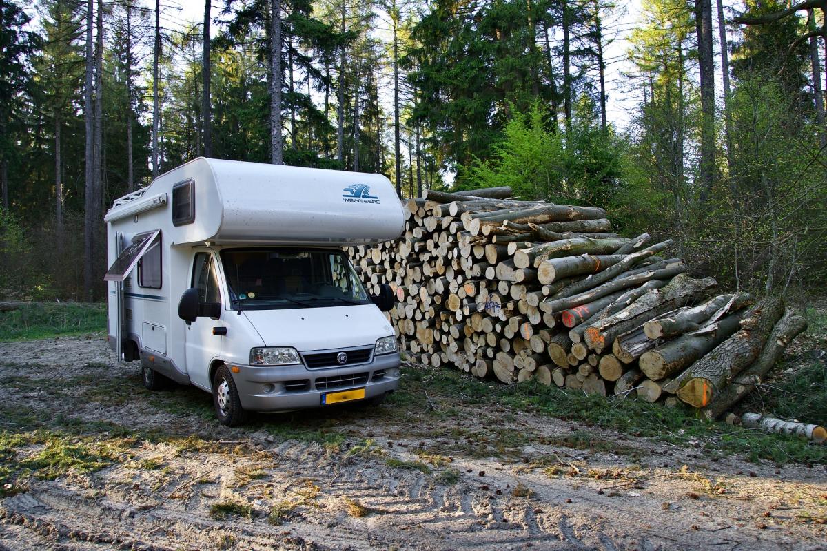 Ein Wohnmobil wurde im Wald abgestellt