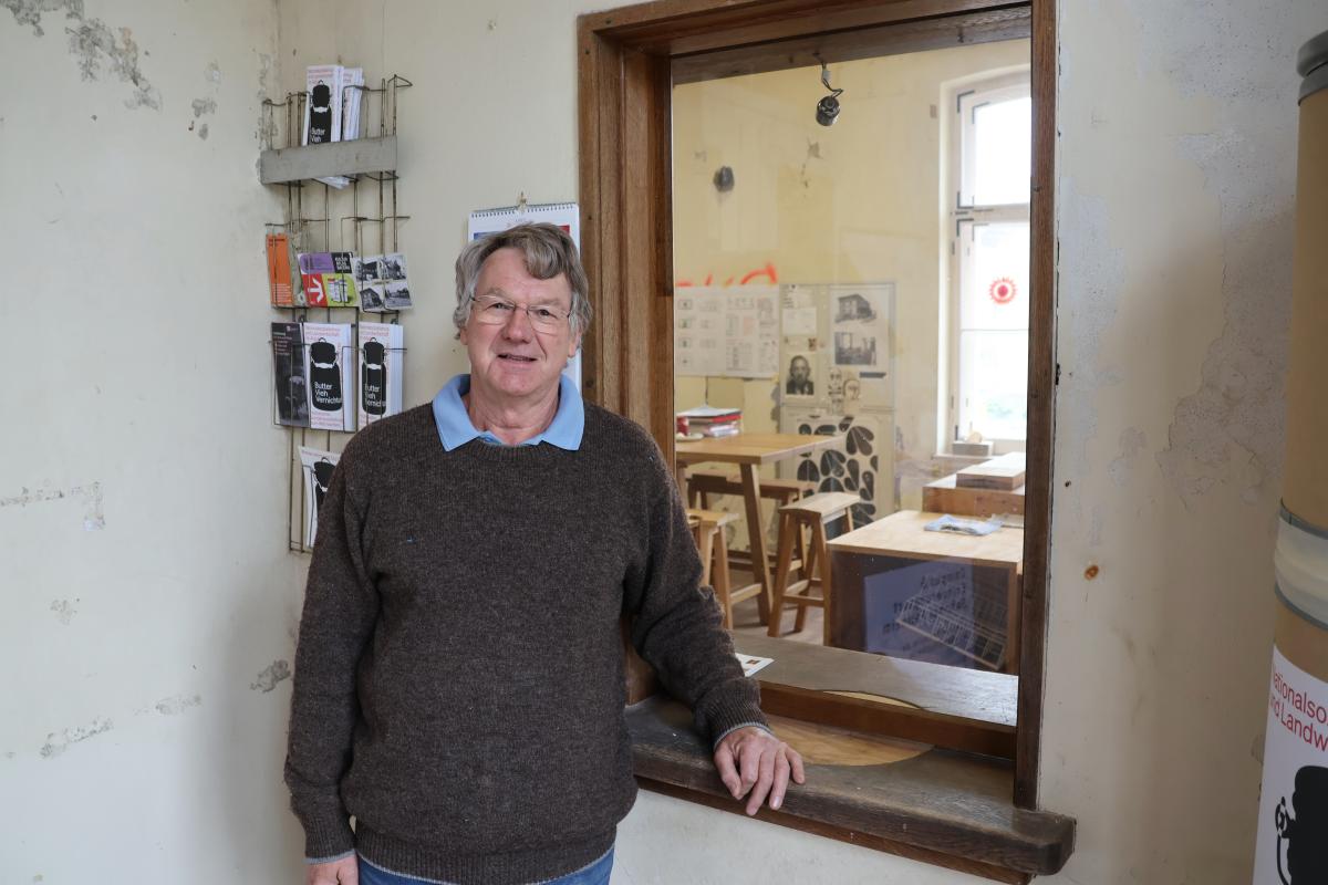 Der Bauherr steht vor dem früheren Fahrkartenschalter des Bahnhofs.