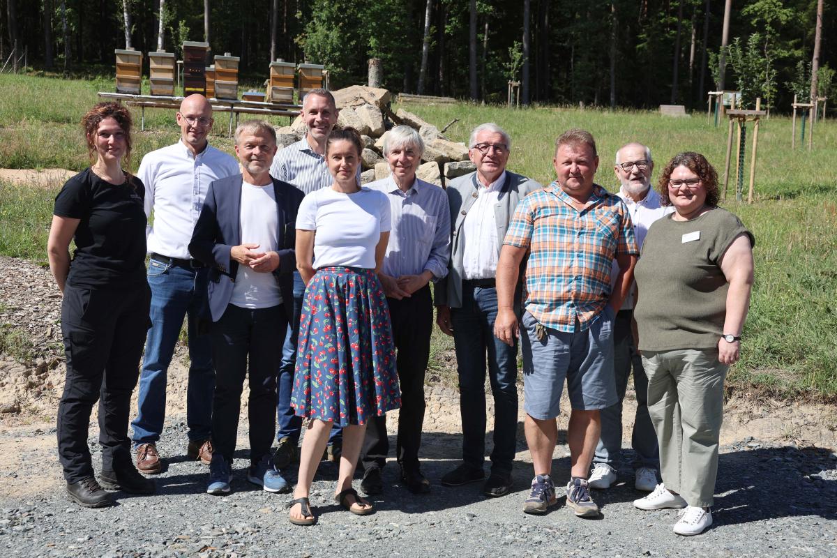 Von links: Försterin Lea Steigenberger, Forstingenieur Johannes Wurster, Martin Montowski, Geschäftsführer Haus Immanuel, Martin Bernreuther, Erster Bürgermeister Marktgemeinde Thurnau, Susanne Geber, Projektbeauftragte „FlurNatur“ im ALE, Regierungsvizepräsident Thomas Engel, ALE-Chef Lothar Winkler, Thomas Münch, Gebäudemanager Haus Immanuel, Gotthard Lehner, ehemaliger Klinikleiter Haus Immanuel, Andrea Wachtel, Standortleitung Haus Immanuel.