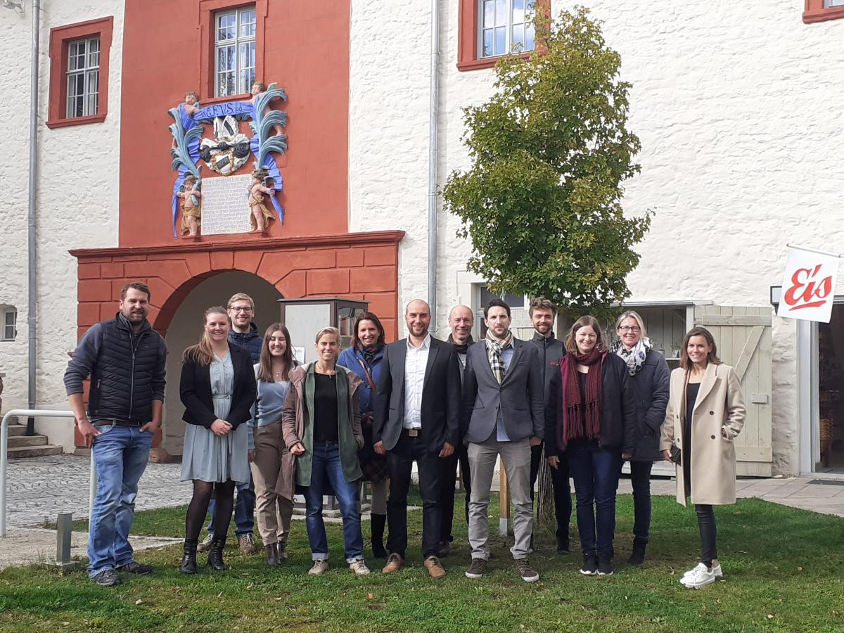 Die ILE-Umsetzungsbegleiterinnen und -begleiter aus Oberfranken  bei Ihrem 9. Netzwerktreffen vor Schloss Emtmannsberg