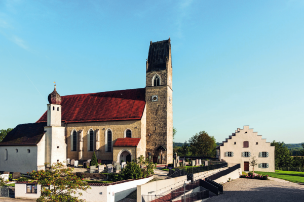 Friedhofskapelle, Kirche und Pfarrhaus im Ensemble