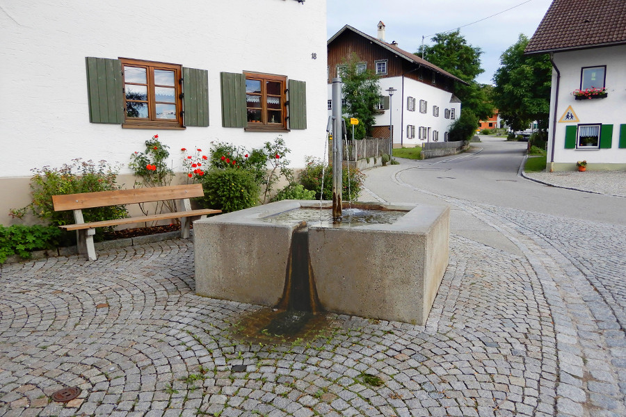 Ortsbild mit Brunnen