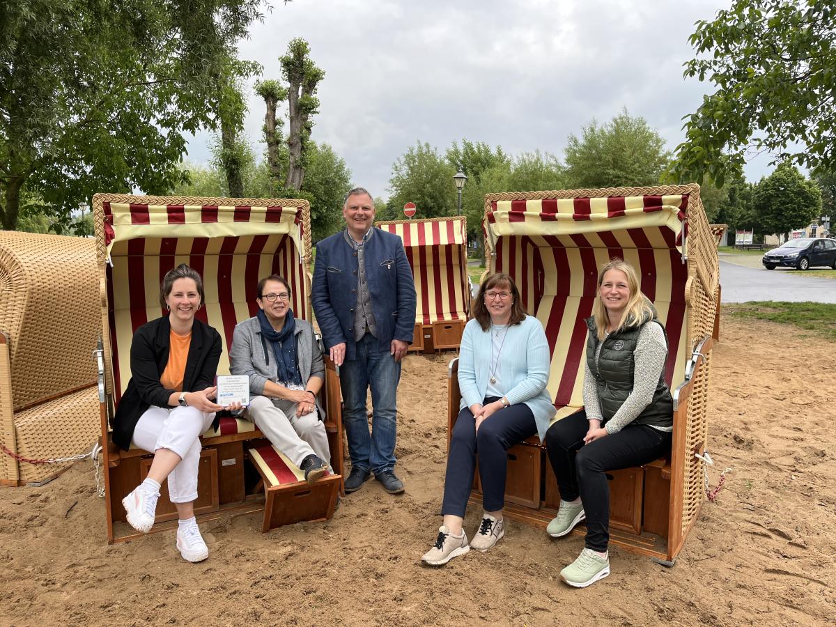 Mehrere Personen sitzen in Strandkörben.