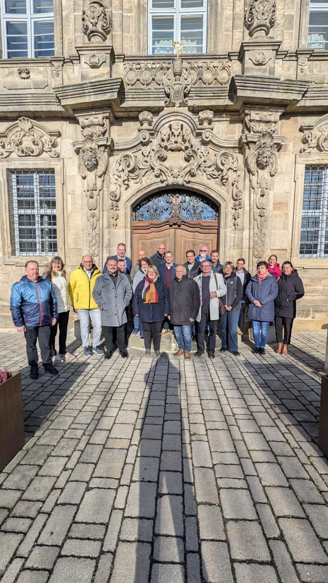Gruppenfoto Münchberger Land vor der Schule für Dorf- und Flurentwicklung (SDF) in Klosterlangheim