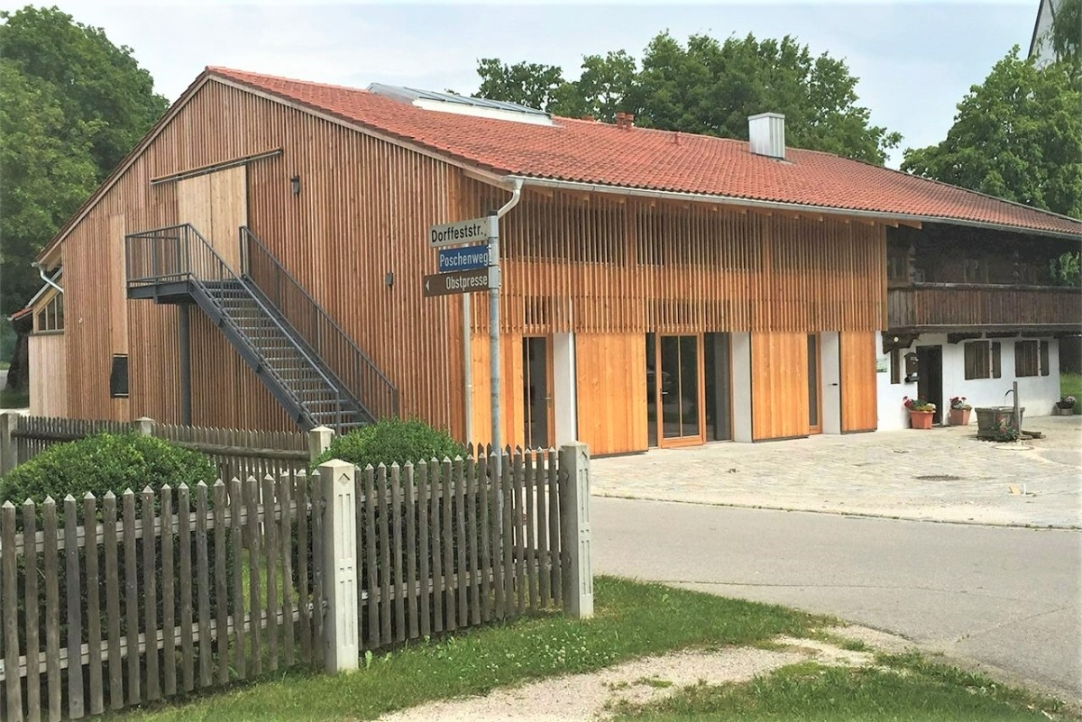 Ein Bild von einem Haus  mit Holzfassade