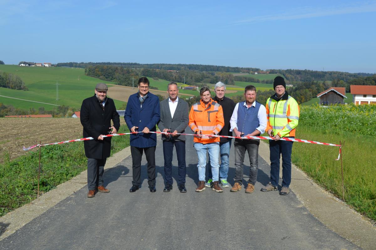 Gruppe von Personen durchschneidet ein Band zur Freigabe einer Straße