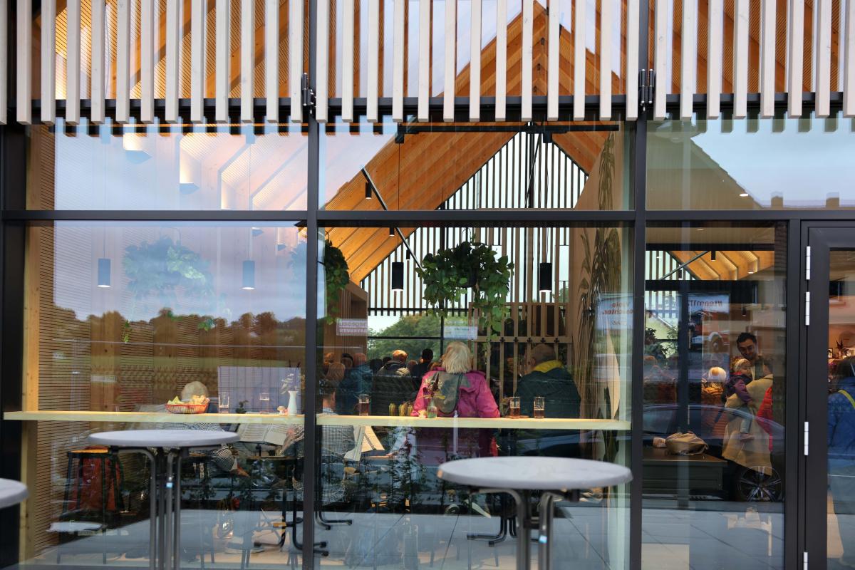 Die Glasfront des Cafés sieht man die Besucher sitzen