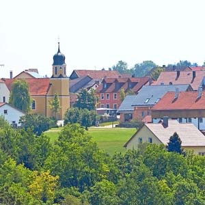 Dorfansicht von Kollersried  mit Kirche