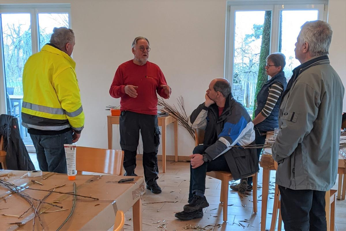 Teilnehmer des Veredelungskurses hören gespannt dem vortragenden Alfons Weiglein zu.