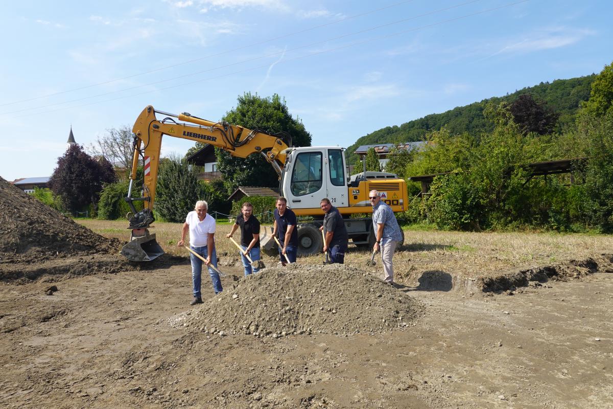 Mehrere Personen bei einem traditionellen Spatenstich.