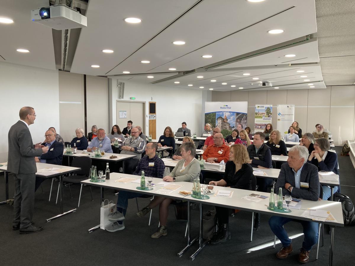 Ein Seminarraum im Kongresshaus Coburg mit Teilnehmern am Geästeführerrtag 2024