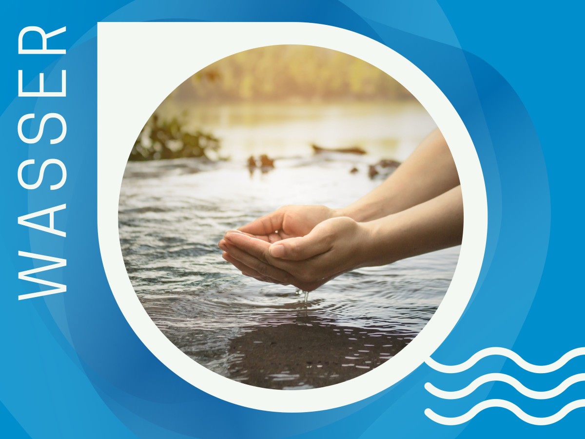 Titelgrafik für Fokusthema Wasser: Eine Person formt die Hände zu einer Schale und hält sie über ein Gewässer