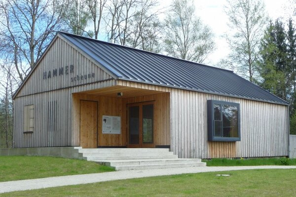 Die neue Festscheune in Holzbauweise mit großem Fenster stahlt in neuer Frische.