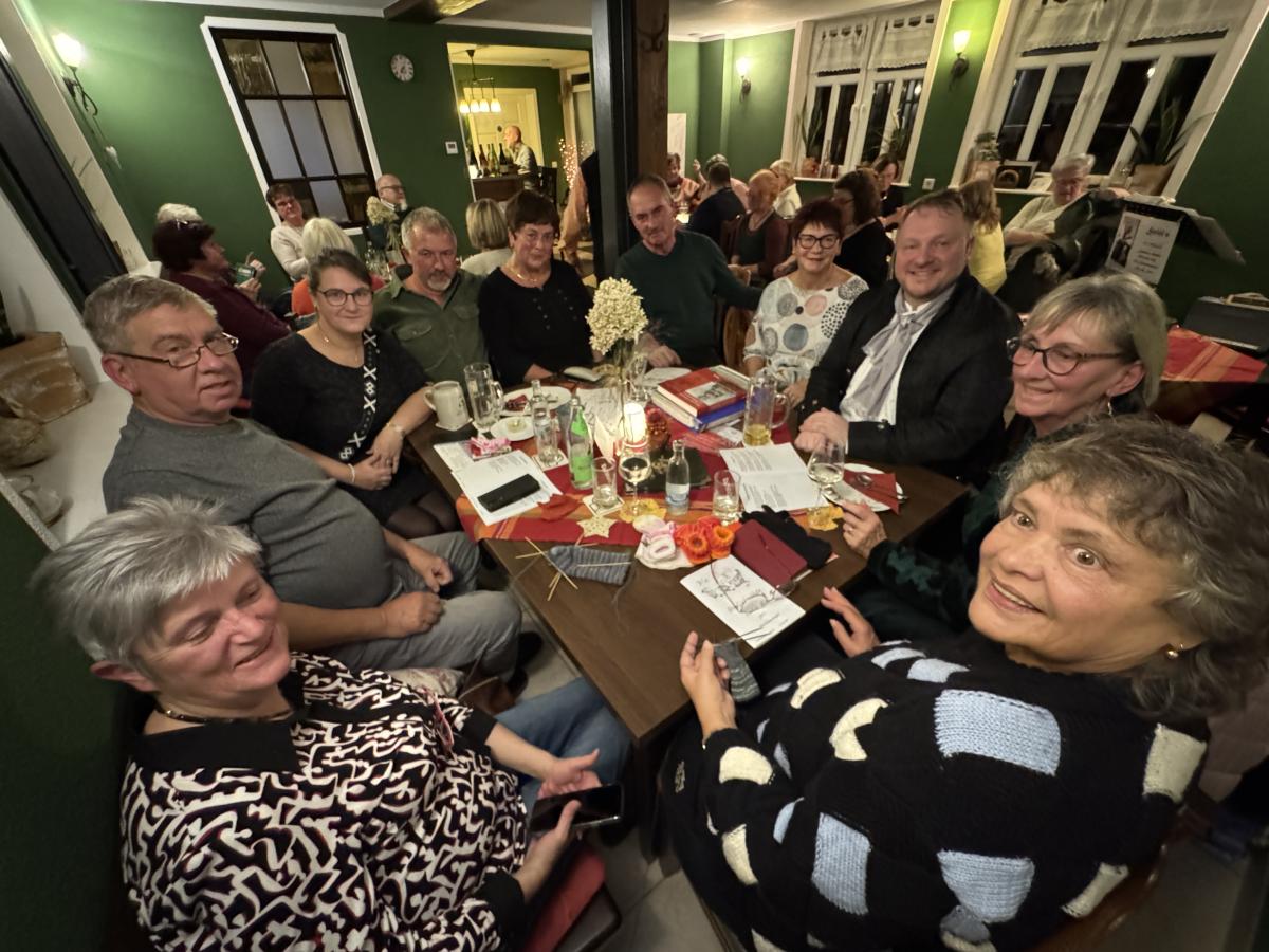 Viele Menschen im Café im Hof in Streufdorf
