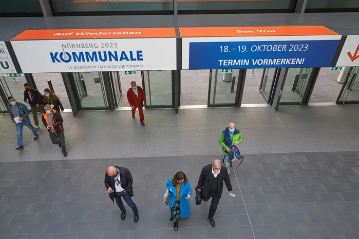 Eingangsbereich der Messe Nürnberg mit Banner Kommunale 18.-19. Oktober 2023