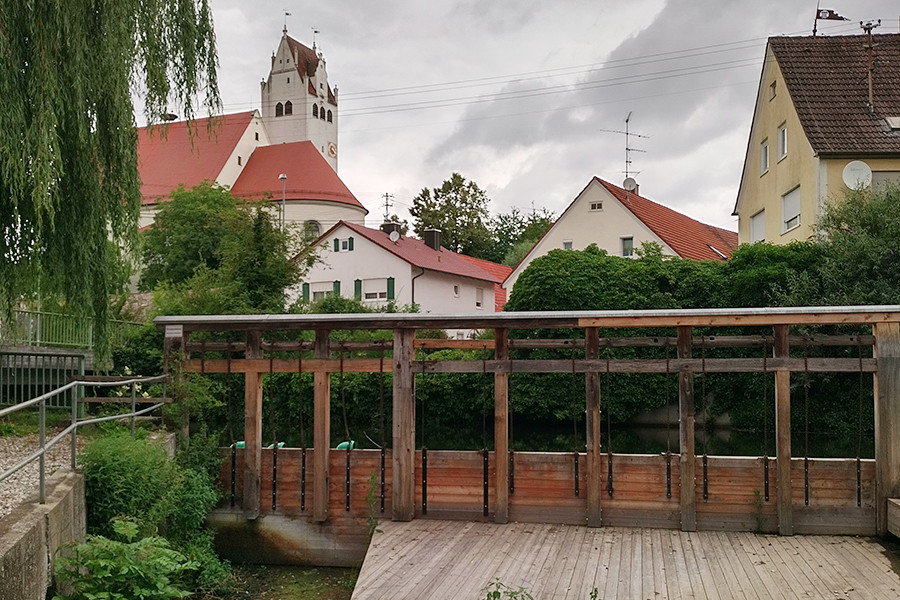 Die Sanierung der denkmalgeschützten Holzkonstruktion am Streichwehr in Wittislingen wurde mit Mitteln aus der Dorferneuerung gefördert.