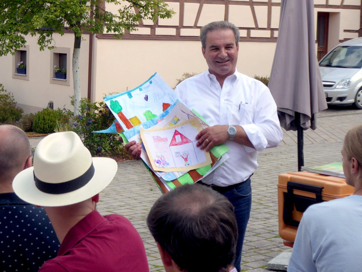 Aidhausens Bürgermeister Dieter Möhring hat nach einem Malwettbewerb die Gewissheit, dass die jüngsten Mitbürgerinnen und Mitbürger auch künftig in ihrer Heimat leben möchten, weil sie sich hier wohlfühlen.