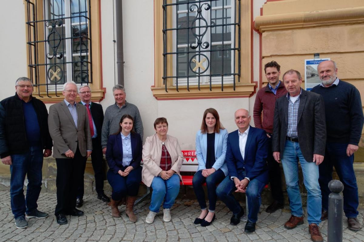 Die Lenkungsgruppe des Fränkischen Süden mit dem "Mitfahrerbänkle"