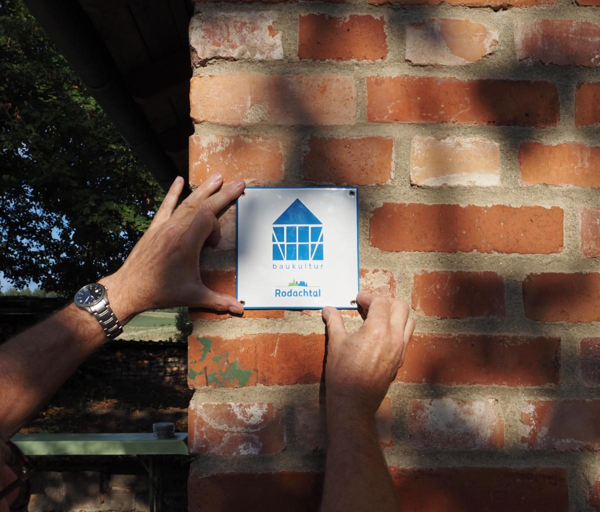 Die Gewinner des Baukulturpreises der Initiative Rodachtal erwartet neben einem Preisgeld diese Plakette als Auszeichnung