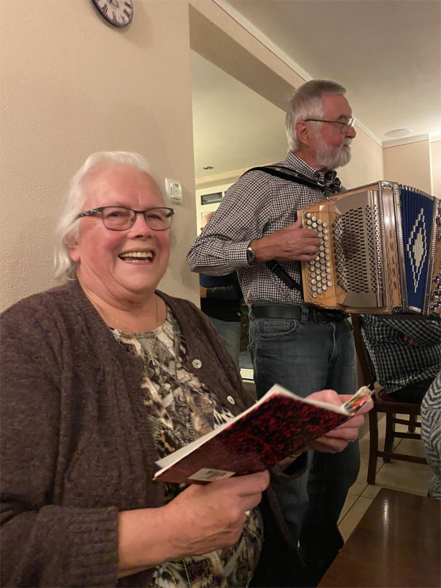 Bei der ersten Rodachtaler Lichtstube 2023 in Streufdorf lasen Gäste kleine Anekdoten in Mundart – begleitet von handgemachter Musik.