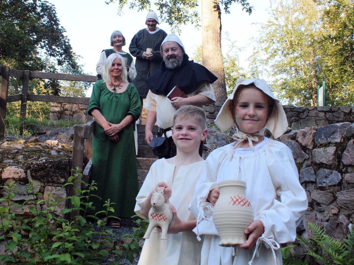 Sechs Personen umfasst die Familie des Ministerialen der Ketzelburg. Vom Kind bis zum Greis tragen alle Mitglieder Kleidung im Stil des 12. Jahrhunderts.