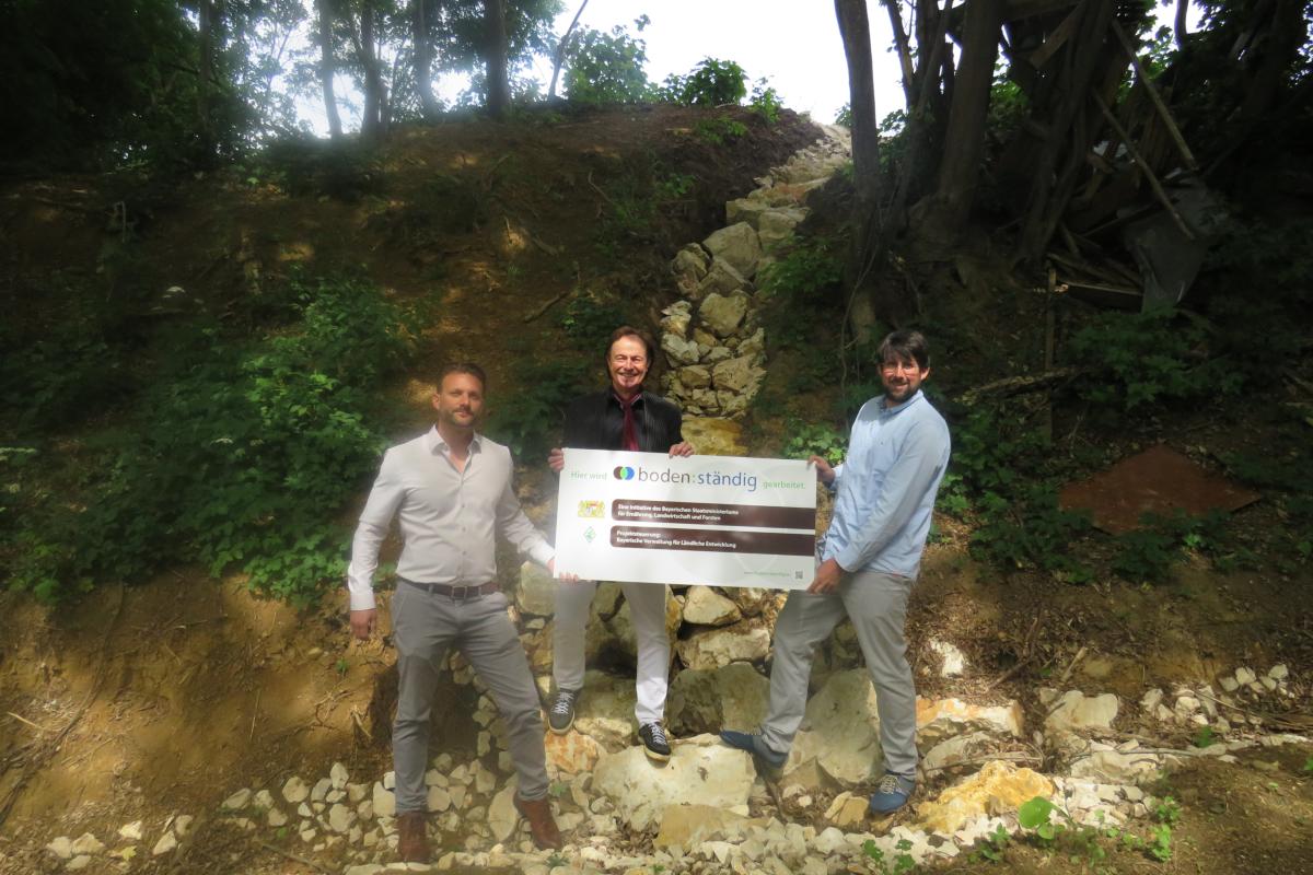 Drei Verantwortliche an einem der neu angelegten Gräben.