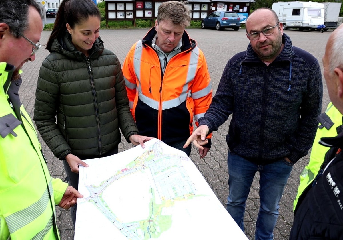 v.l.n.r. Christian Gemeinhardt – stellvertretender Projektleiter, Susanna Müller – stellvertretende Projektleiterin – beide vom Amt für Ländliche Entwicklung Oberfranken, Günther Förtsch – Bauoberleitung – Verband für Ländliche Entwicklung Oberfranken, Sascha Günther – erster Bürgermeister Gemeinde Gerach – diskutieren die Karte zu den Baumaßnahmen.