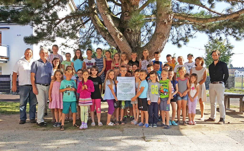 Eine Grundschulklasse hält ein Plakat in der Hand