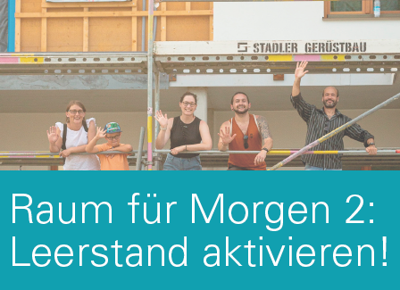 Mehrere Personen winken von einem Baugerüst vor einem Haus.